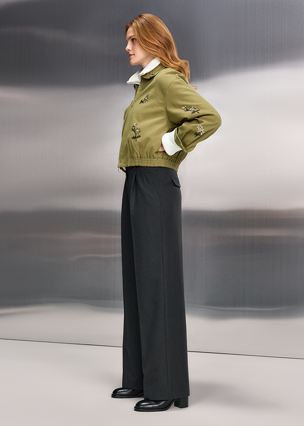 olive bomber, verzierte jacke, kurzjacke, kragen polo, weite hüfthose