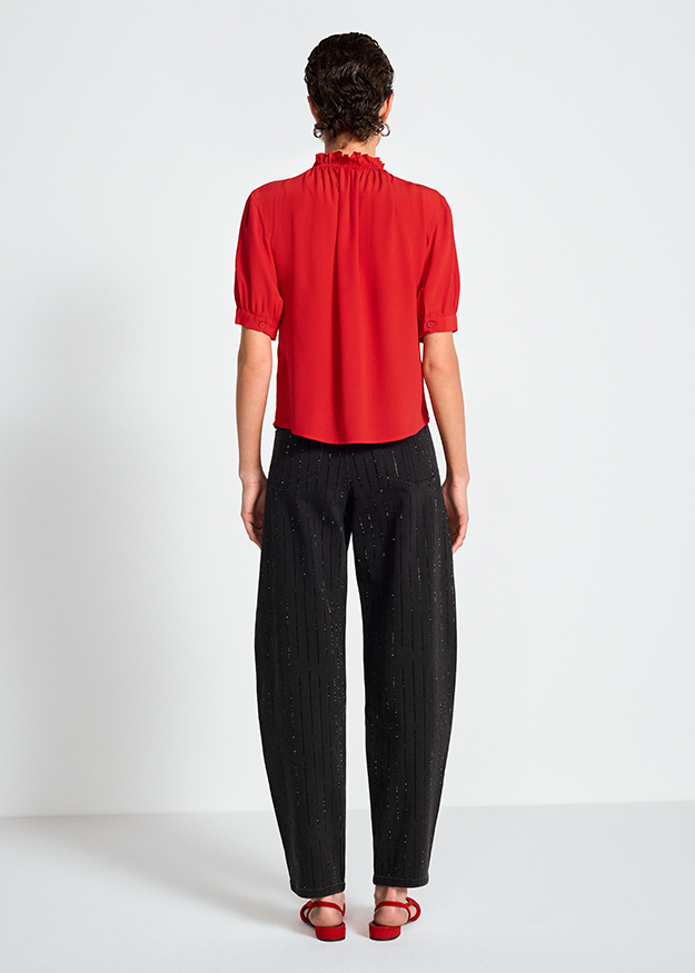 Rote Bluse, Stehkragen, Puffärmel, Schwarze Hose, Glitzerstreifen