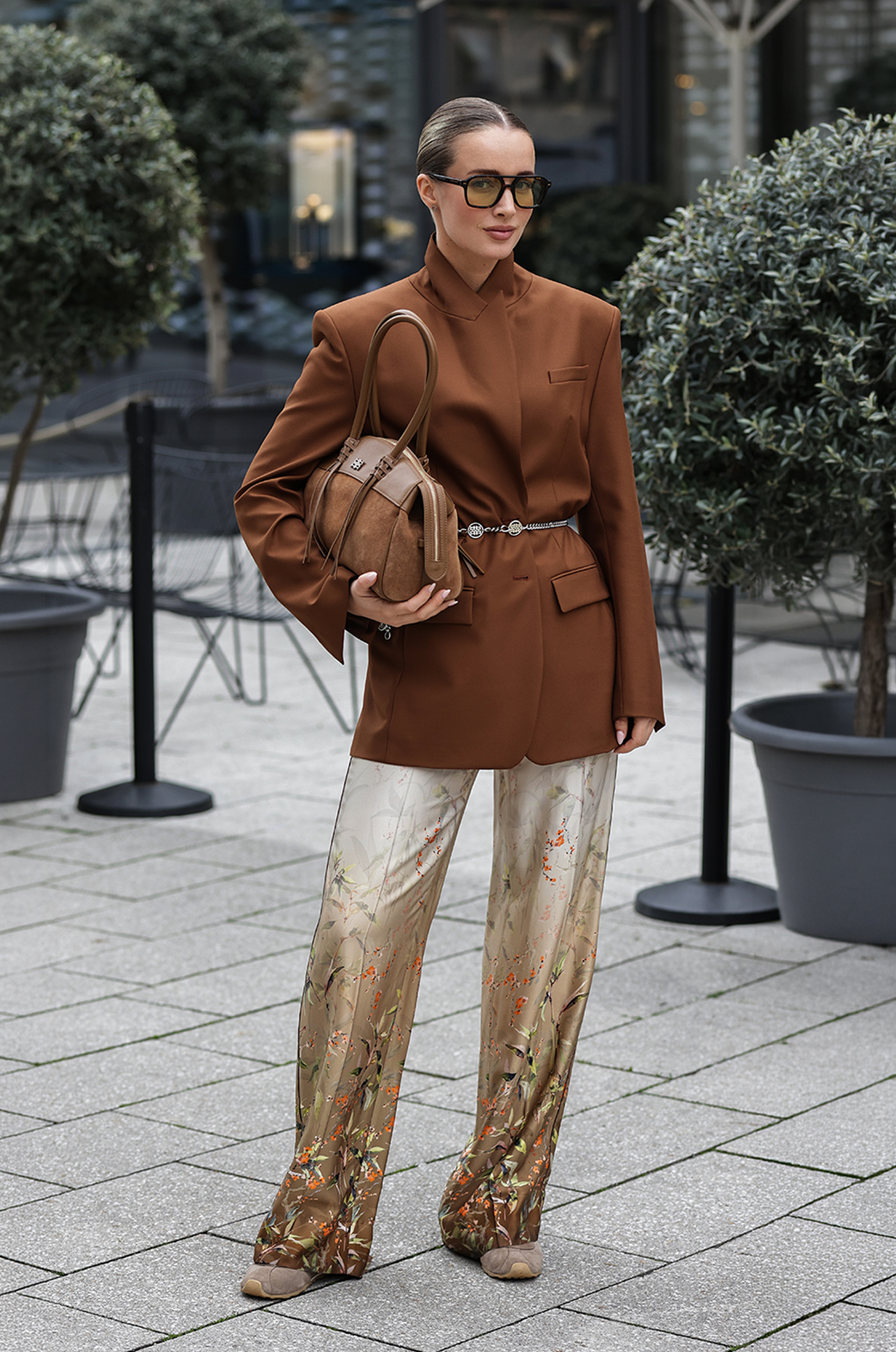 Blazer, Hose, Sacktasche, Sonnenbrille, Spitzenoberteil