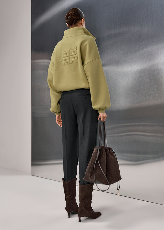 oversized hoodie, olive green, Rückansicht, Logo-Aufnäher, Stiefeletten