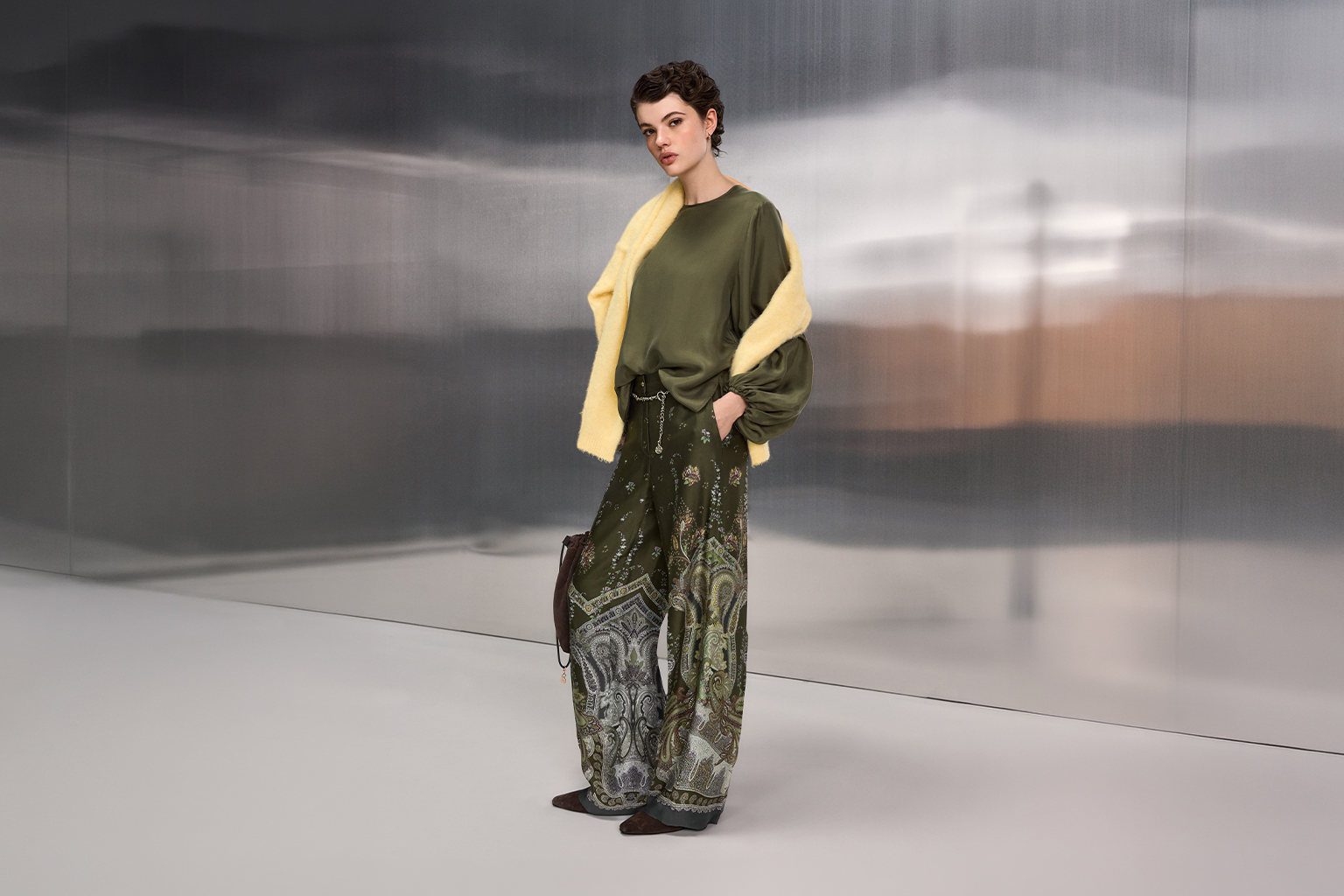 Farben: Olive, gelber Schal, weite Hose, Paisley Muster, Seidenbluse