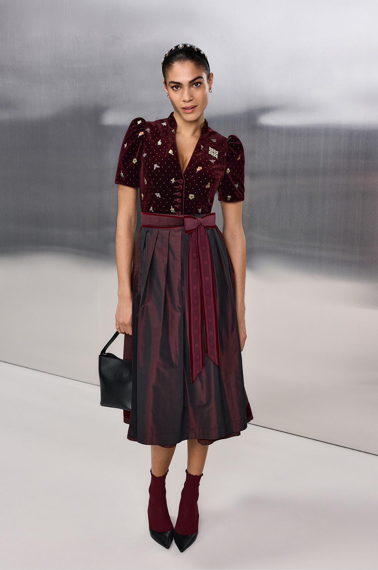 Velvet, Kleid, Puffärmel, Midi-Länge, Bordürenstich