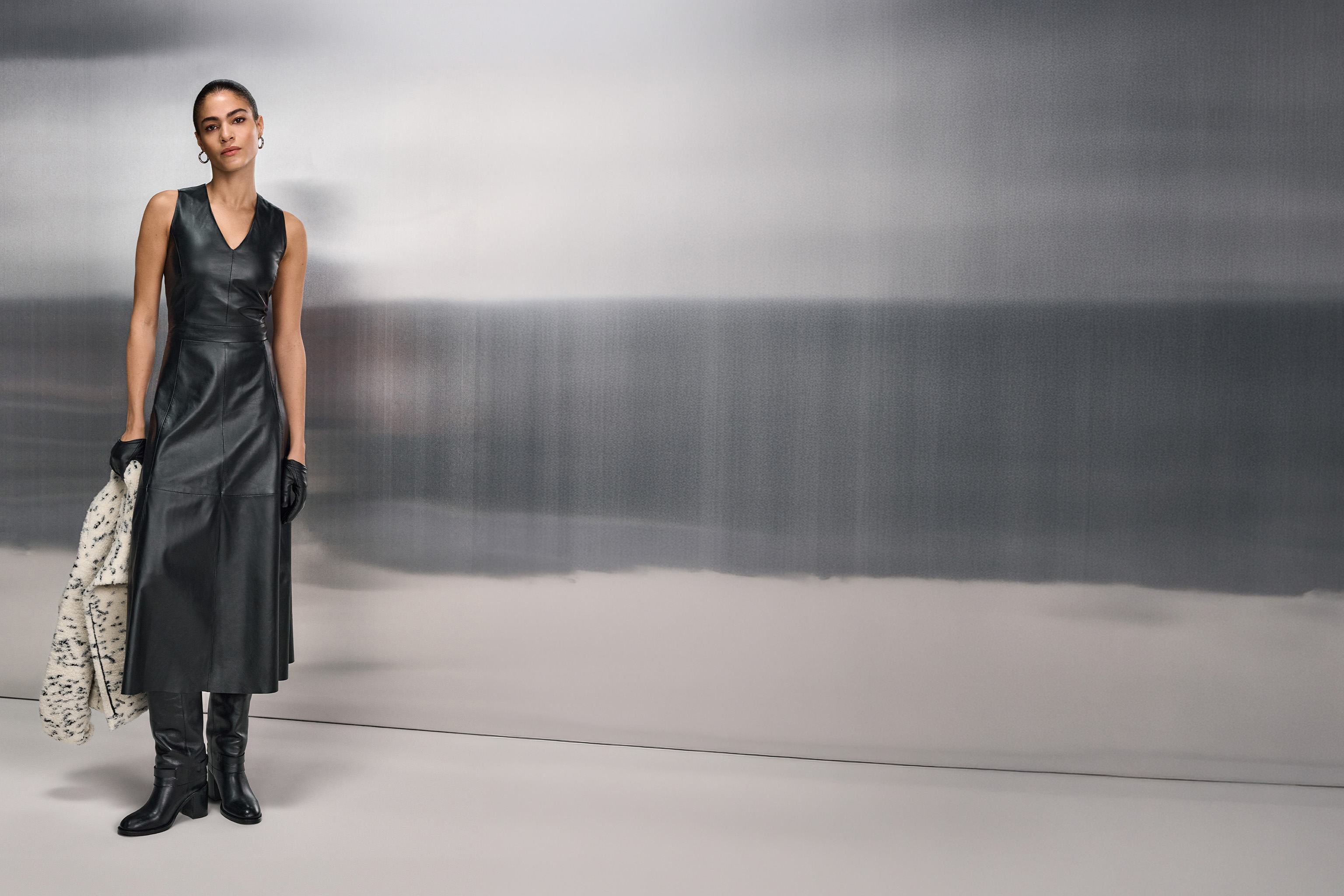 Lederkleid, Schwarz, Weste, Oversize-/Langarmkleid, Stiefel
