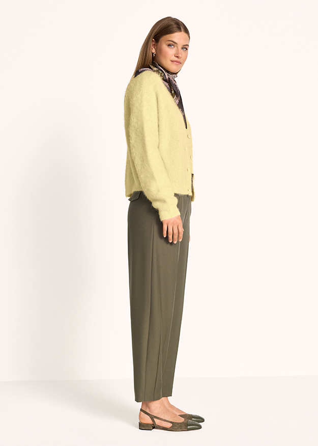 Cardigan, Weicher Strick, Pastellgelb, lange Hose, Schal