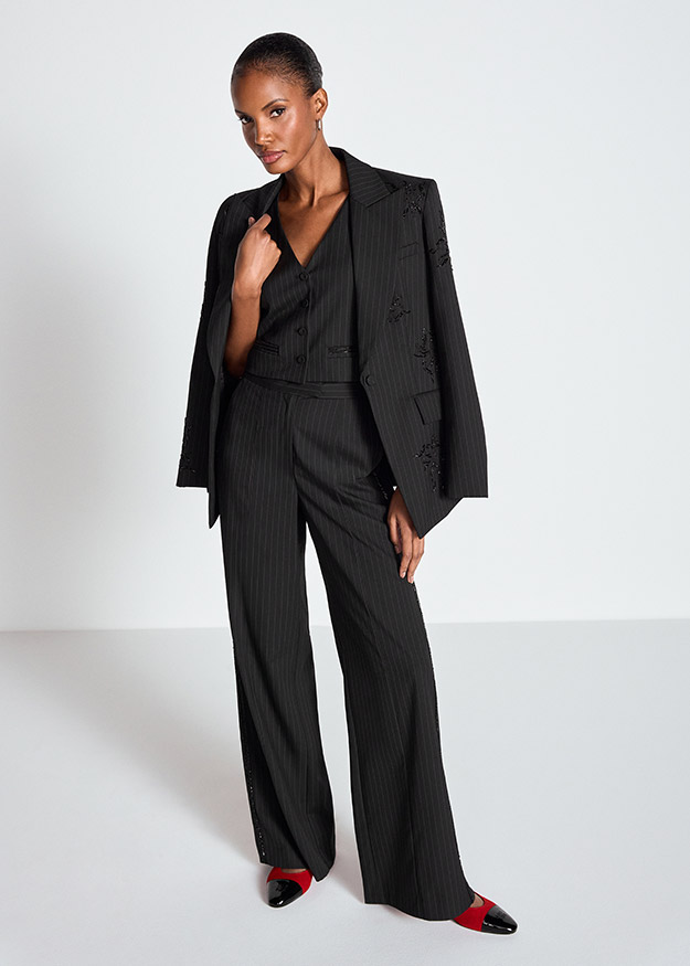 Dreiteiliger Hosenanzug, Nadelstreifen, schwarzer Blazer, Weste, weite Hose