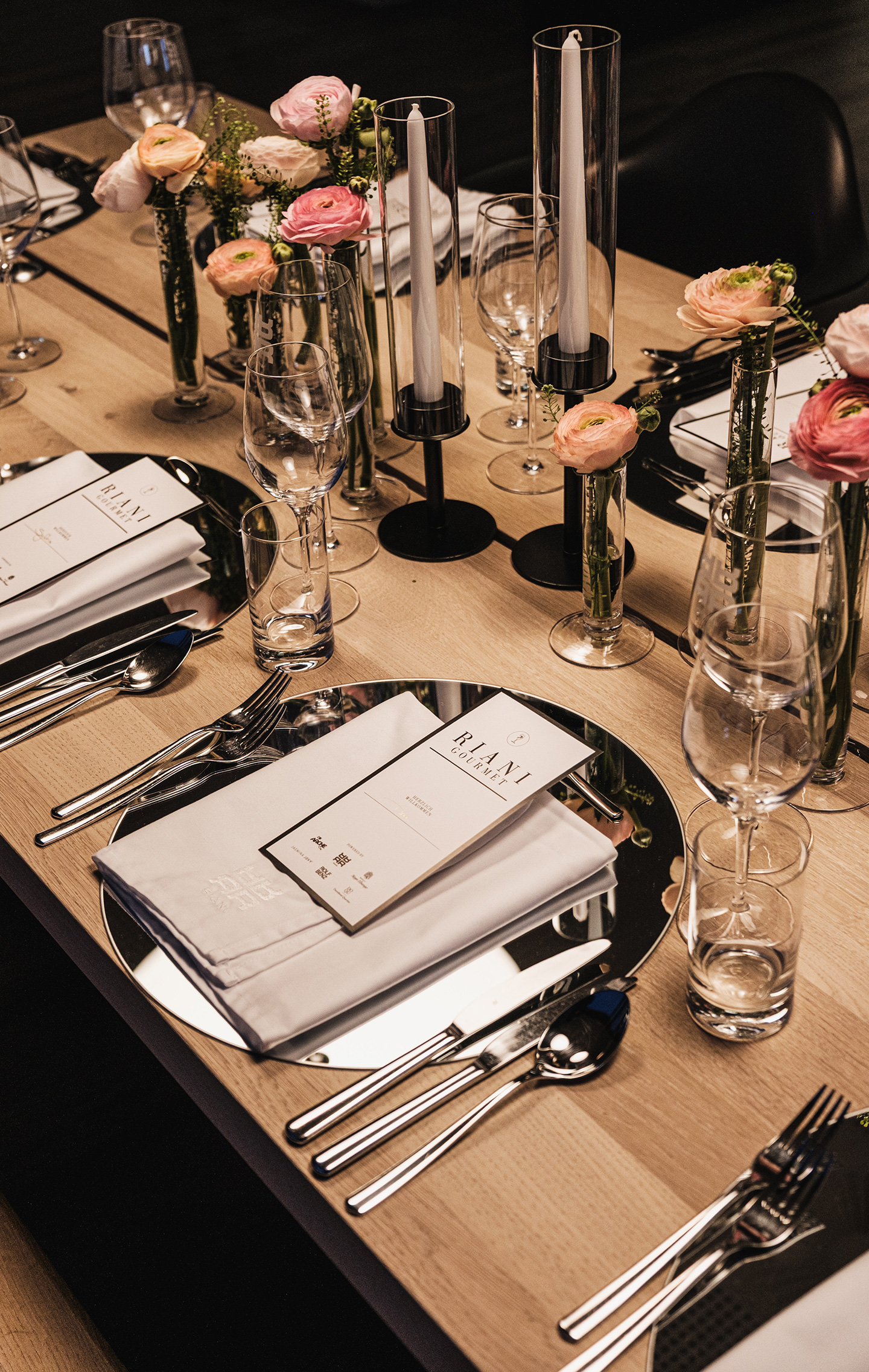 tischdeko, kerzen, blumenschmuck, weinglas, besteck