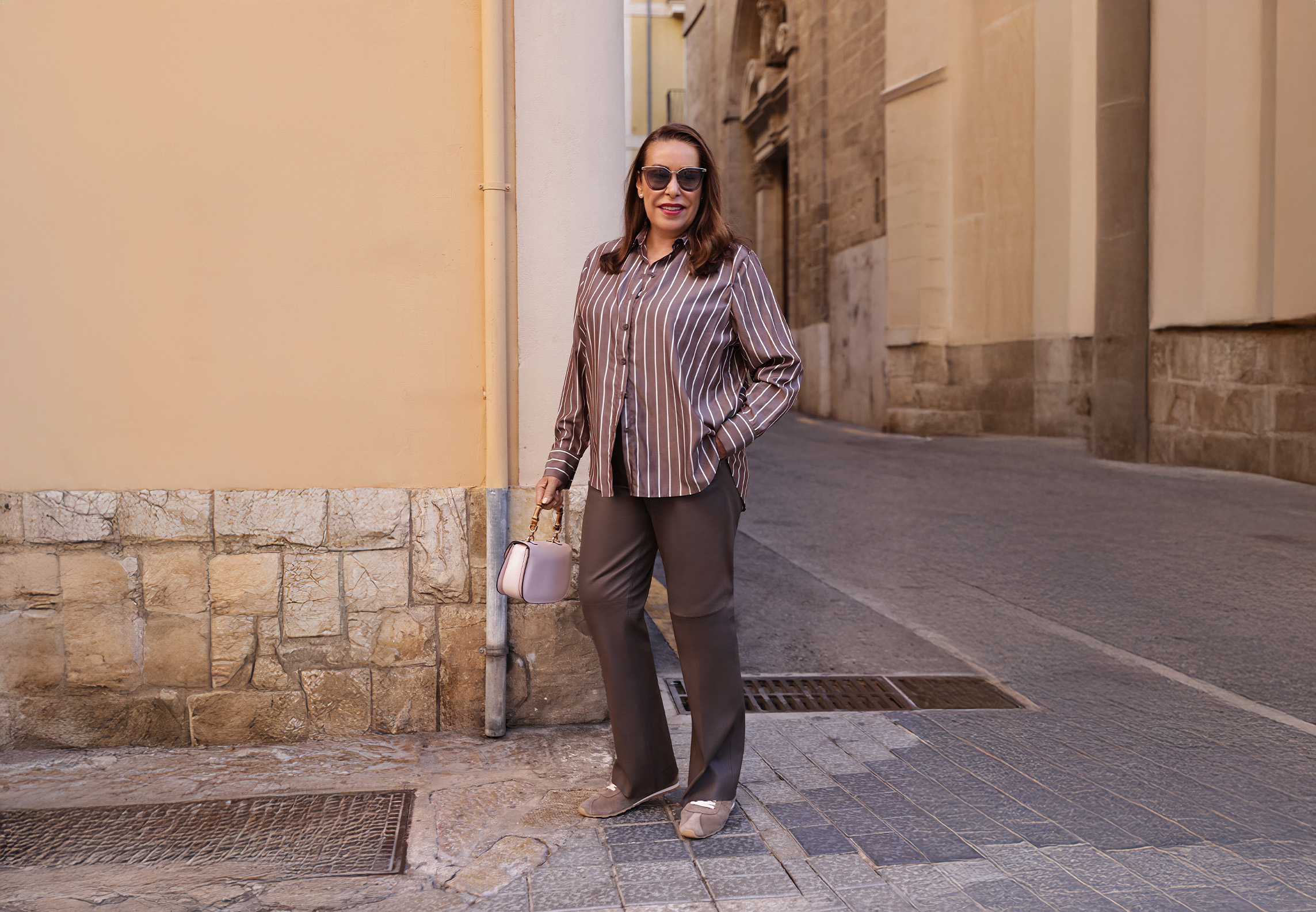 Bluse, Hosen, Handtasche, Geldbörse, Person, Bluse, Hosen, Handtasche, Geldbörse, Person, Bluse, Hosen, Handtasche, Geldbörse, Person, Bluse, Hosen, Handtasche, Geldbörse, Person, Bluse, Hosen, Handtasche, Geldbörse, Person, Bluse, Hosen, Handtasche, Geld