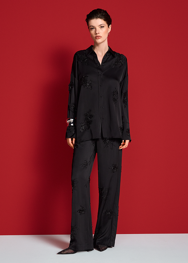 Schwarzer Zweiteiler, Hemdbluse, weite Hose, Blumenstickerei, Knopfleiste