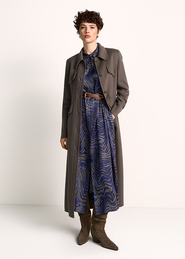 Mantel, Wollmantel, Overknee-Boots, Gürtel, Kleid mit Zebra-Muster
