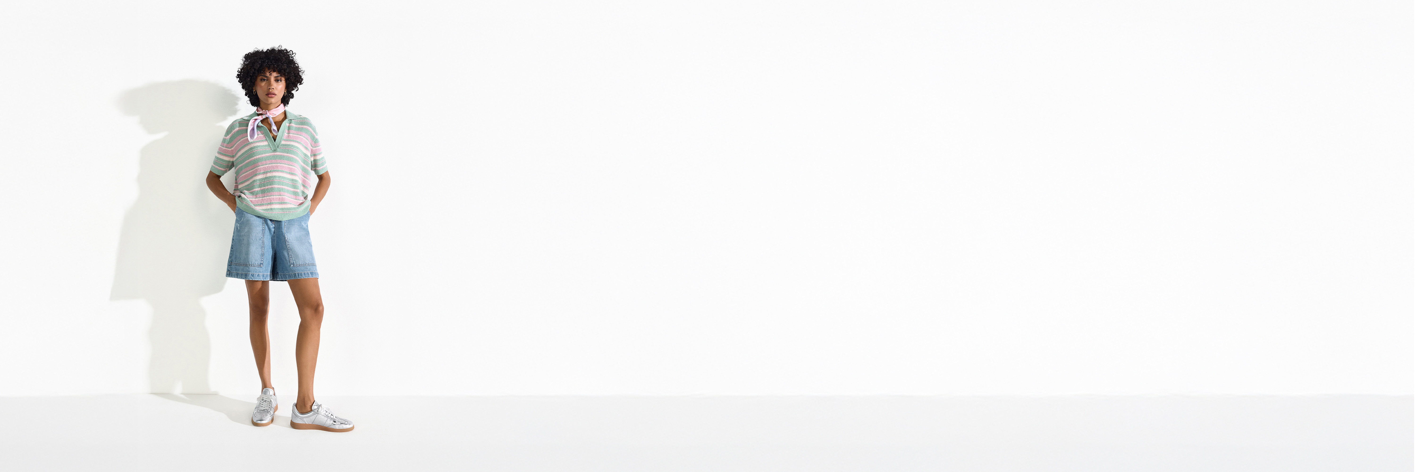 gestreifter pullover, kurze hose, denim shorts, turnschuhe, pastellfarben