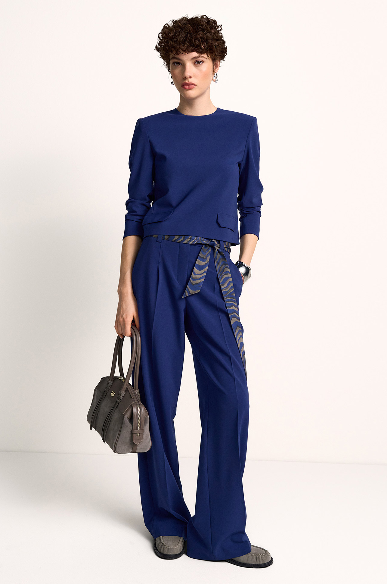 Hose, Bluse, Gürtel, Schuhe, Tasche