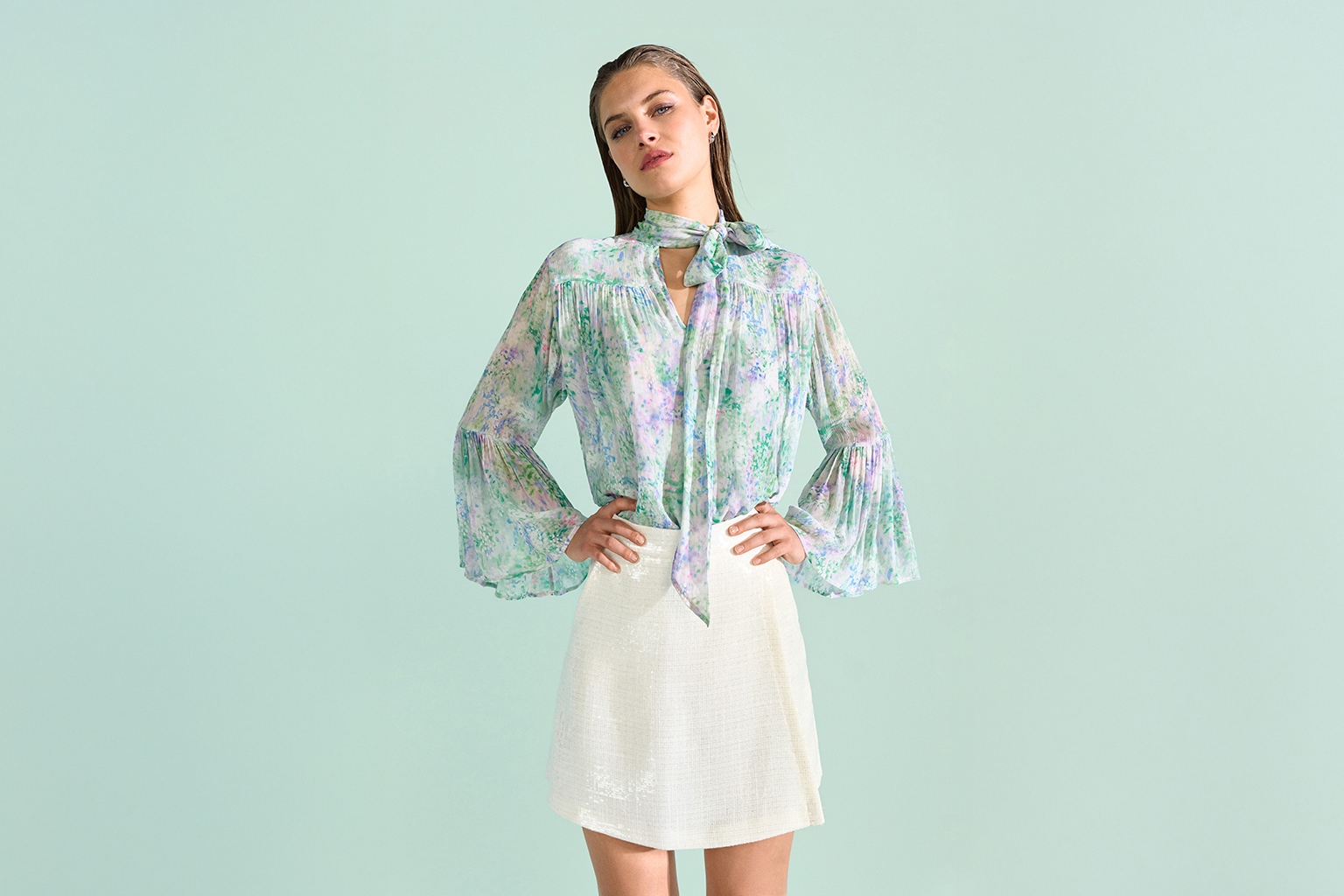 bluse, feminin, pastellfarben, tiefer ausschnitt?