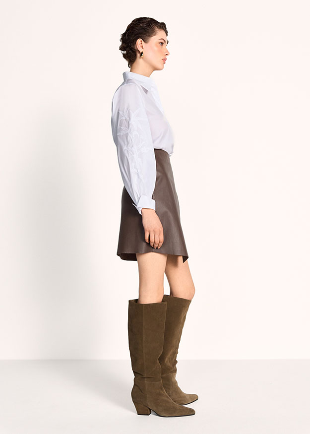 bluse, langärmelig, puffärmel, lederrock, kniehohe-stiefel