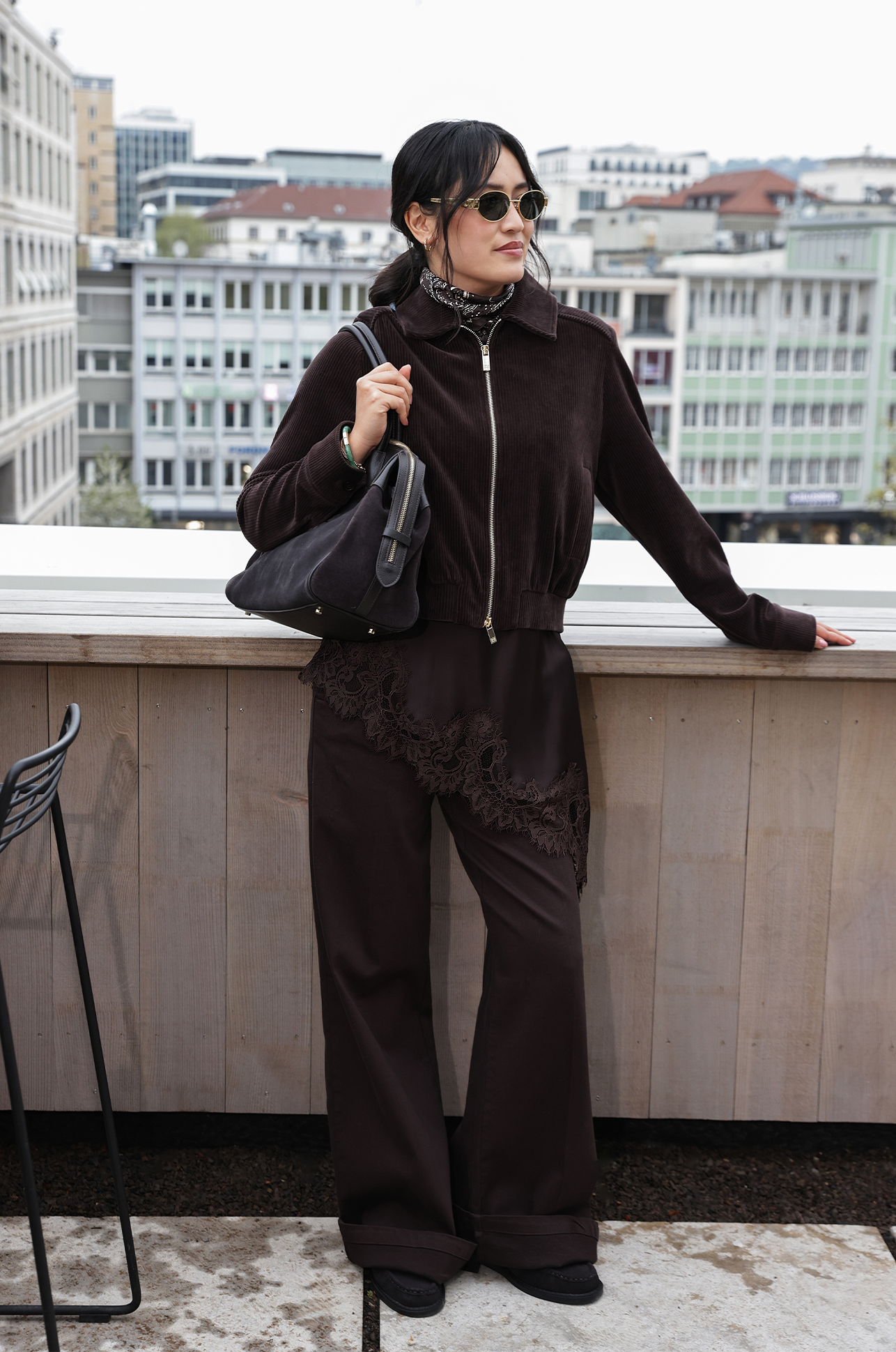 braune jacke, cordjacke, sonnenschutz, brille, handtasche