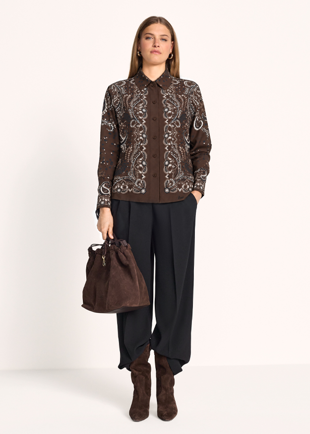 braid pattern, paisley print, braun Shirt, Knopfverschluss, Stiefel aus Wildleder