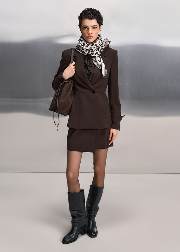 Anzug, Blazer, Minikleid, Schal, Stiefel