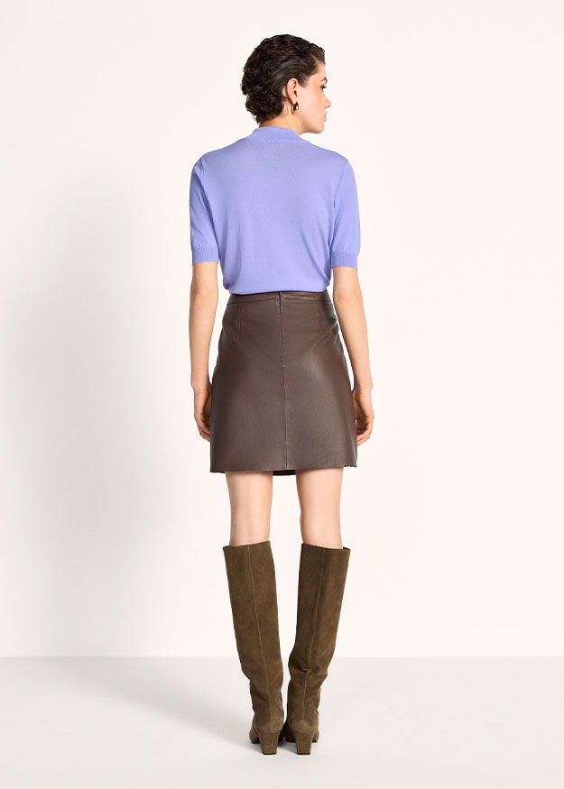 lilac_top, kurzarmiges_knit, braune_minihose, knee_high_boots, rueckansicht