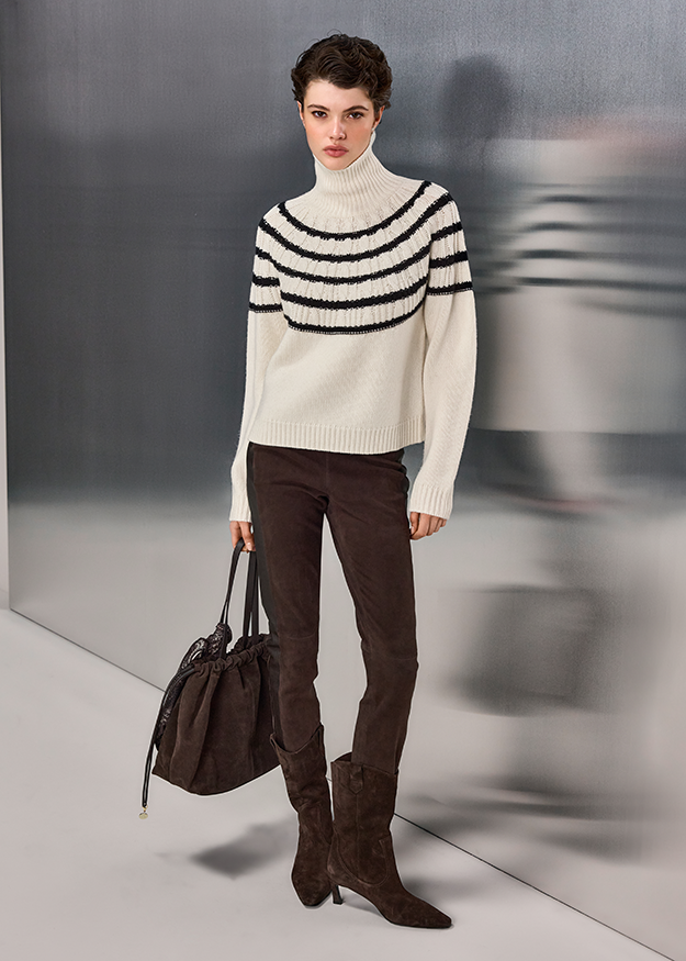 Rollkragenpulli, gestreifter Pullover, cremefarbener Pullover, Strickware, Stiefel