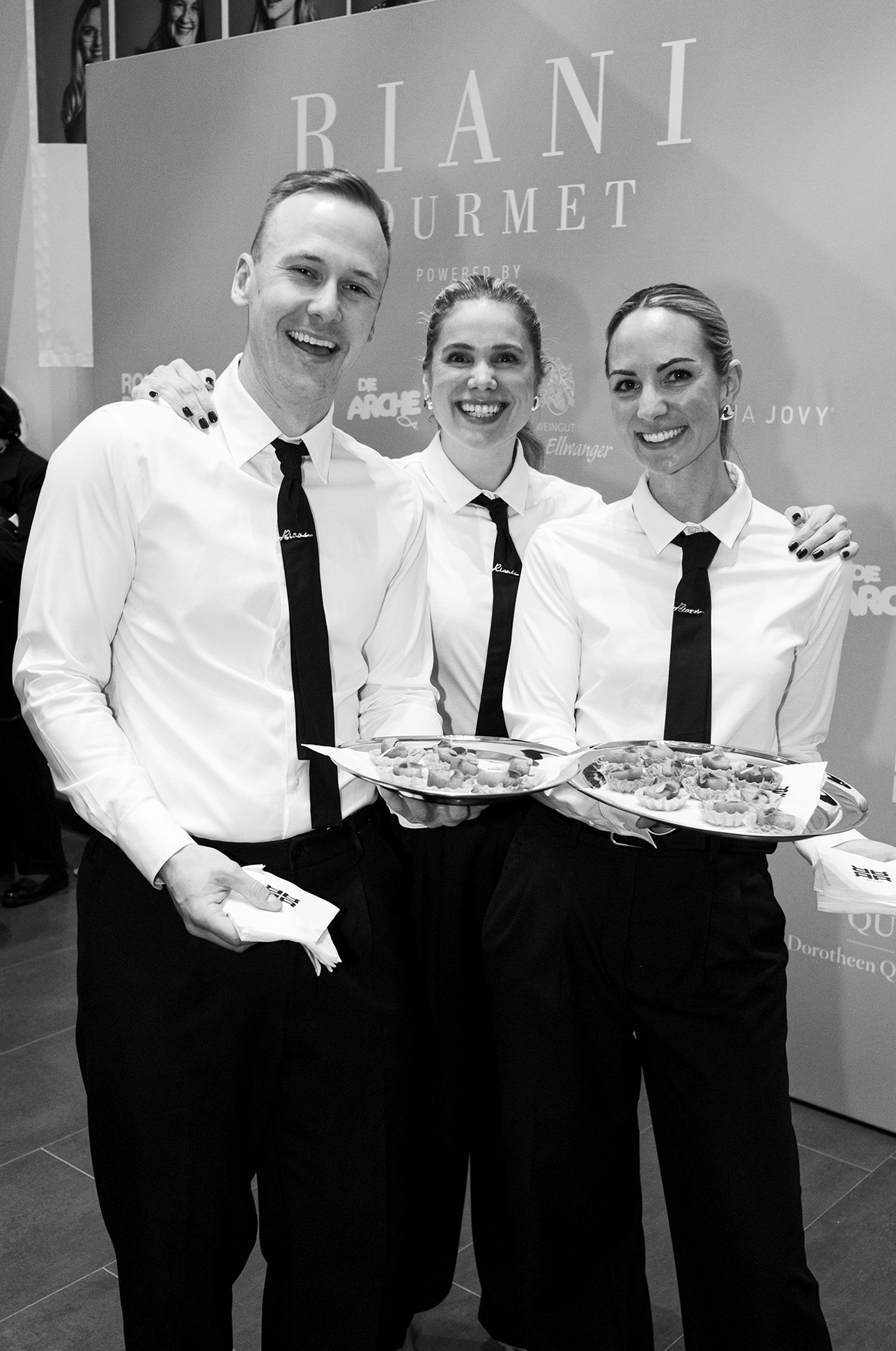 Waitstaff, weißes Hemd, schwarze Krawatte, Vorspeisenplatten, Uniformen, Catering, Serviers, Anzüge, weiße Hemden, platten