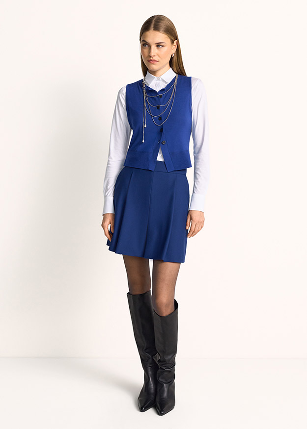 Blazerweste, Schnittbluse, Schulterschmuck, Minikleid-Set, KniehoheStiefel