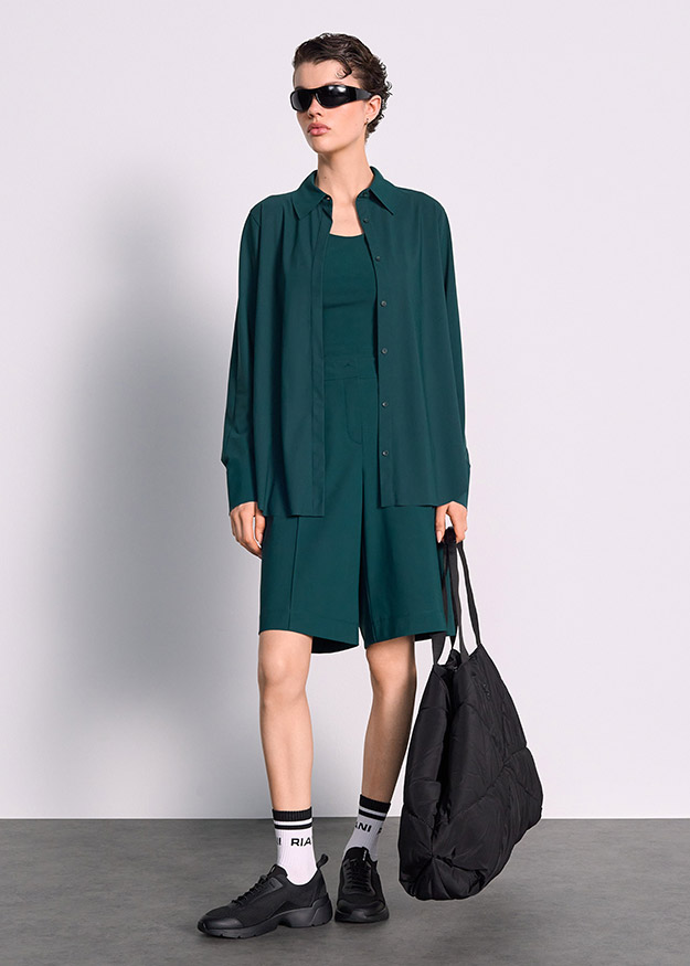 damenoutfit, grüner_overall, hemdenartige_oberteil, shorts, große_tasche