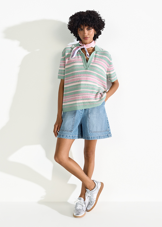 strickpullover, pastellstreifen, V- Ausschnitt, kurze-brief, denim-shorts