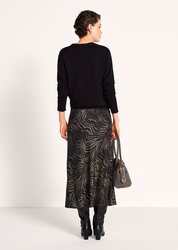 abendkleid, lange rock, tiered zebra muster, schwarz pullover, leder handtasche