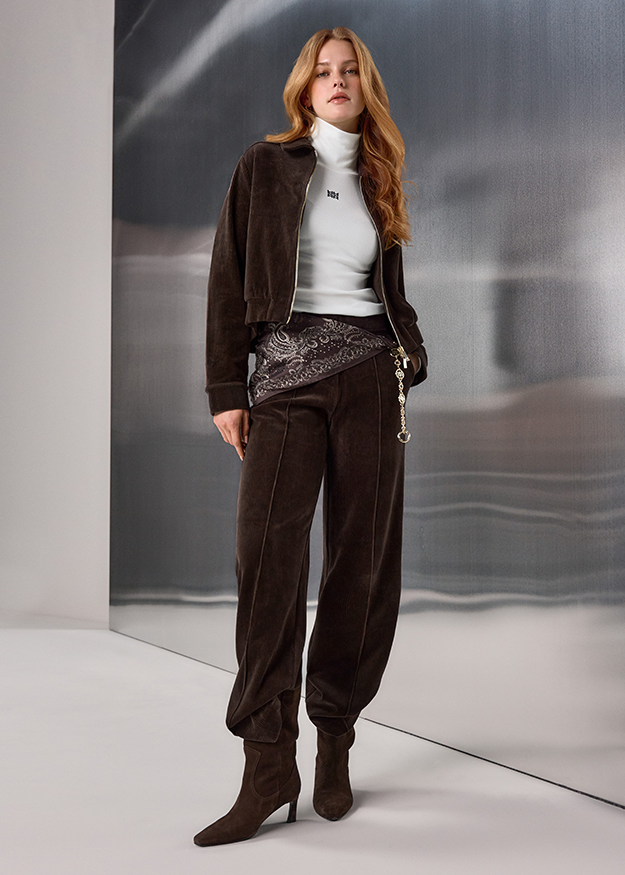 brauner Anzug, Cord(e)uroy, Jacke, Rollkragen, Stiefel