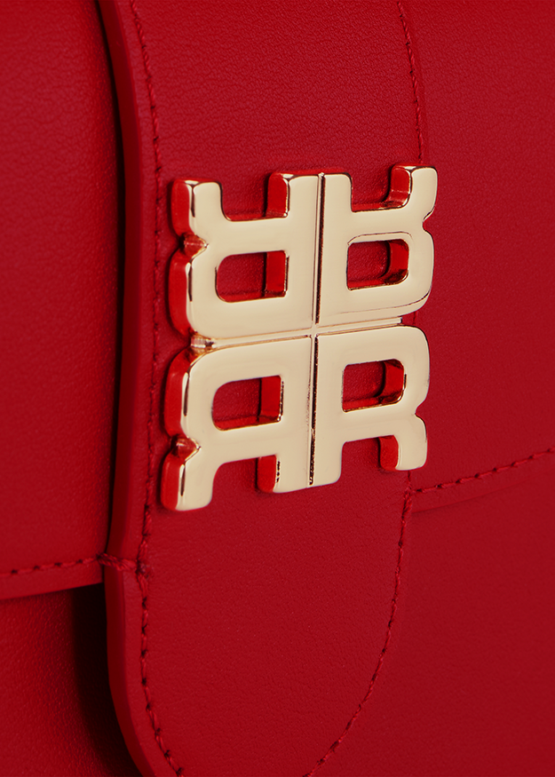 rote Handtasche, goldfarbene Schnalle, Kunstleder, glatte Oberfläche