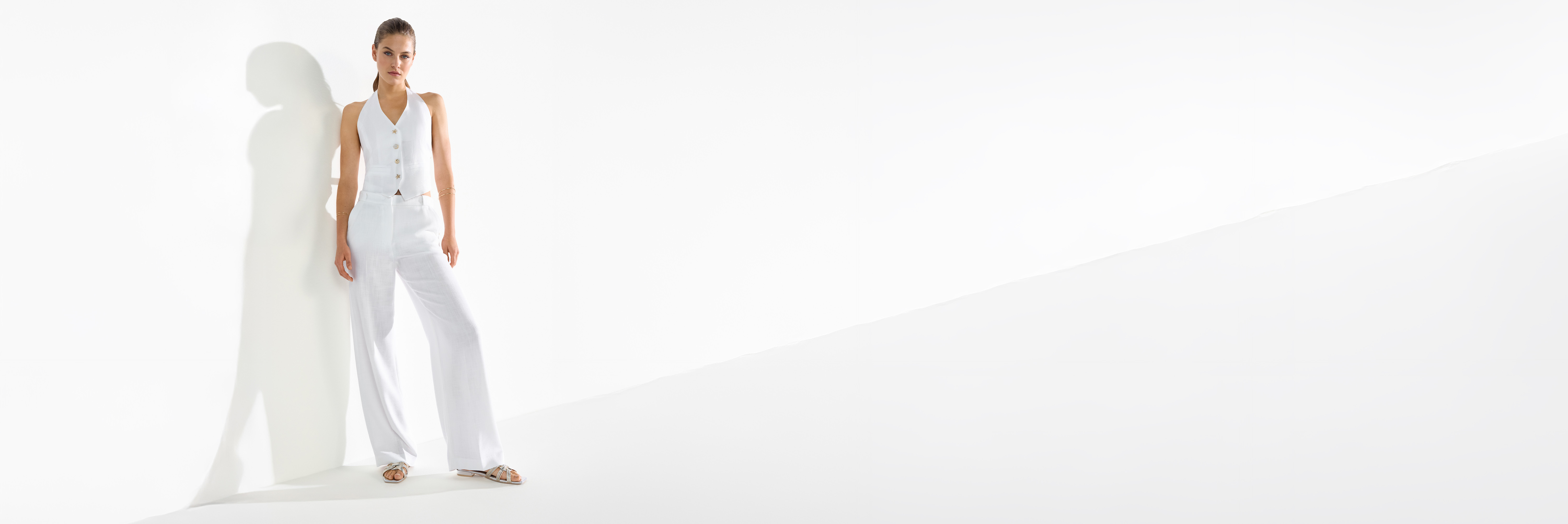 weiße Hose, weißes Top, gepolsterte Weste, Halbton-Design, leinenoptik