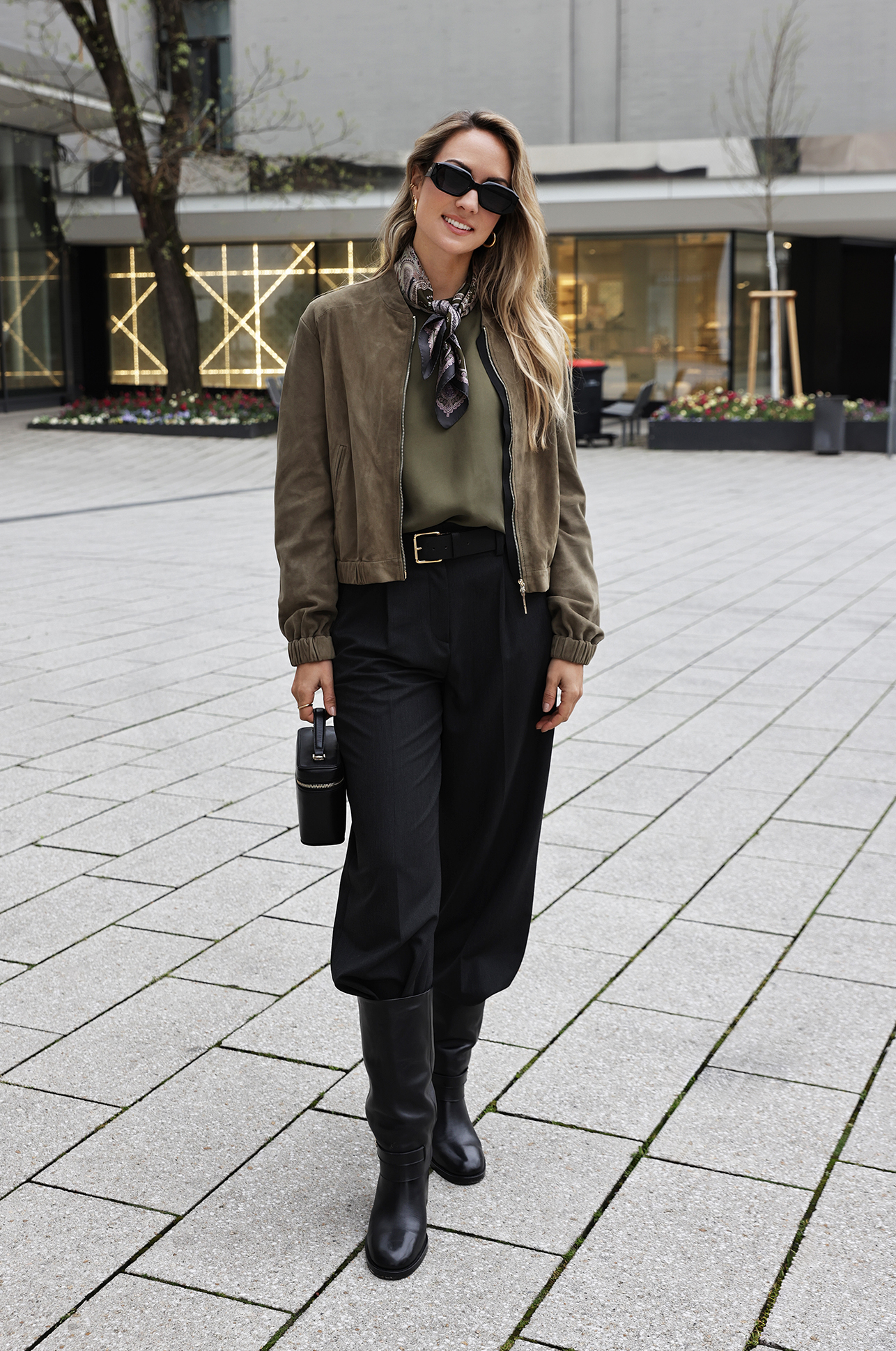 Lederjacke, Olive, Schal, Stiefel, Tasche