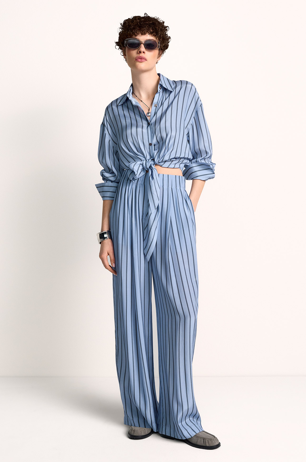 Streifenhose, Overalls, Knotenknoten, Bluse, Jeanslook?