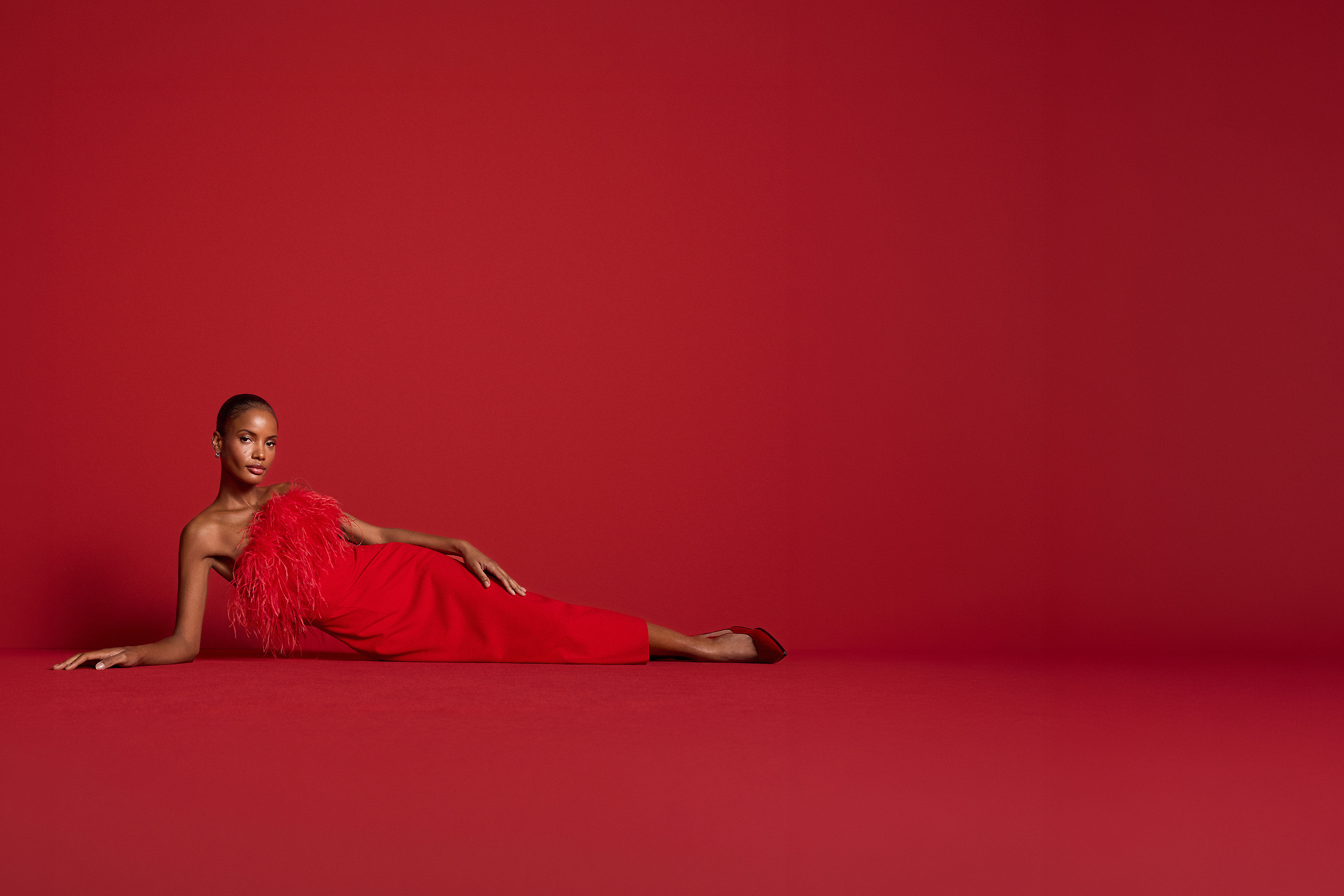 rotes Abendkleid, One-Shoulder-Kleid, Federschmuck, bodenlang, schmaler Schnitt