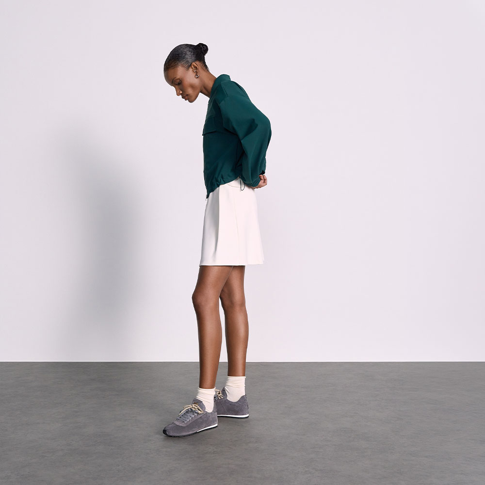 Grüne Bluse, Weißer Rock, Sneaker, Socken, Paar-Mode