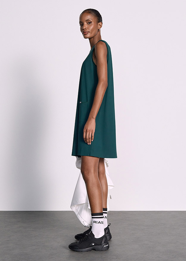Grünfarbenes Kleid, Ärmelloses Kleid, Synthetischer Stoff?, Sneaker-Socken-Kombination, Kleid mit Seitentasche