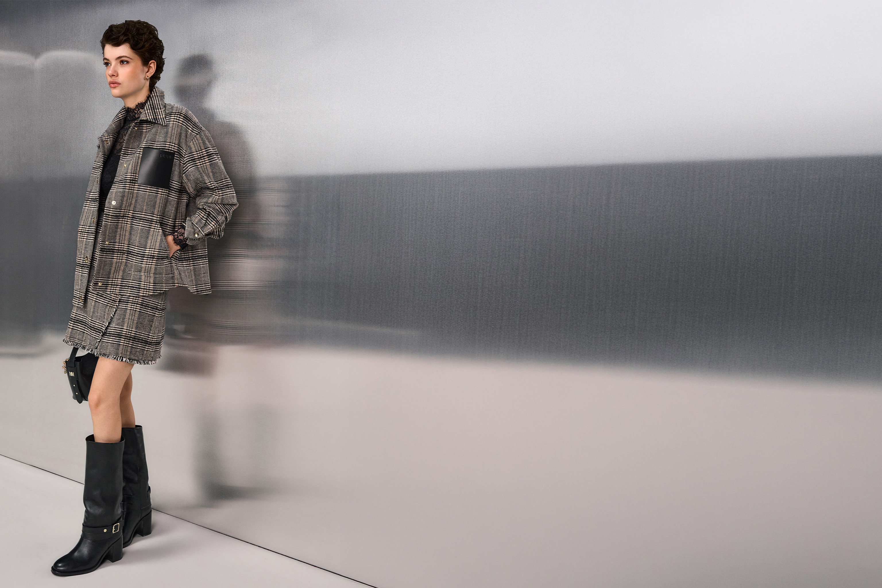 Plaid jacke, Karierter mantel, Gepunkteter Blazer, Knielange Stiefel, Schwarze onkpel Tasche