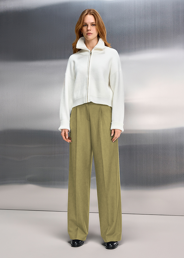 weisses jackenoberteil, reißverschluss jacke, fleecejacke, weite hose olive, olivgrüne hose