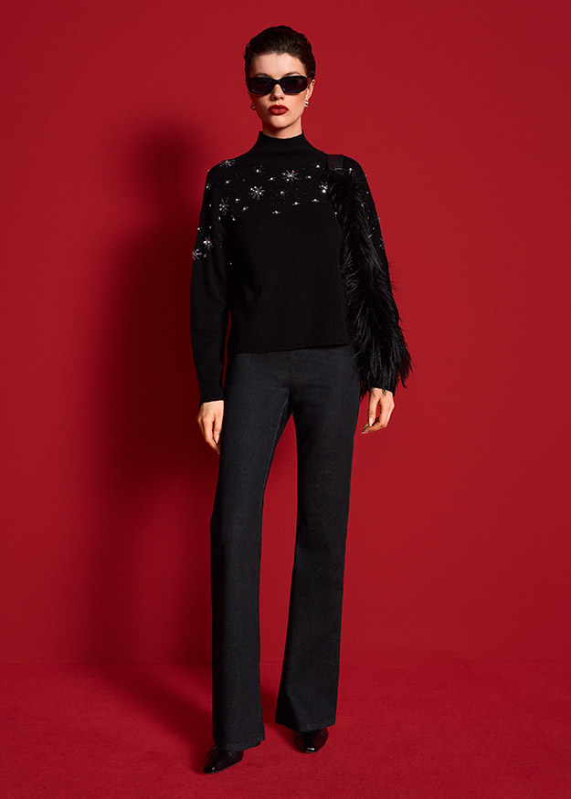 Schwarzer Pullover, Paillettenbesatz, Federnärmel, Schwarze Jeans