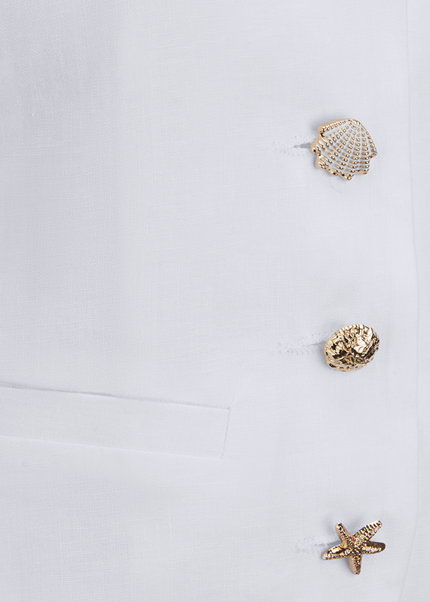 weißer Blazer, goldene Knöpfe, gerissenes Saumband?, Gesäßtaschenrand?, Sternfisch Anhänger