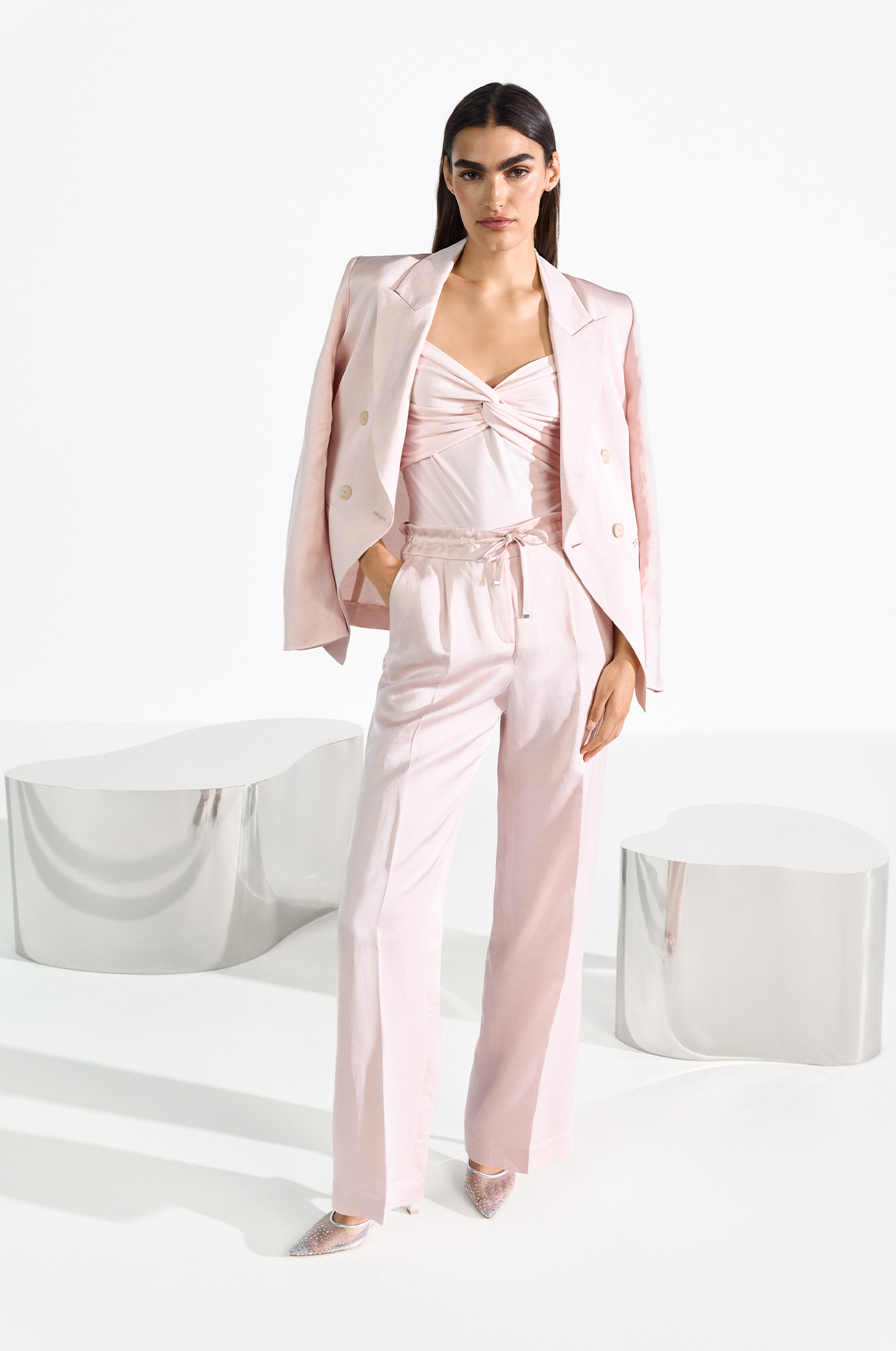 outfit, women's suit, pink suit, blazer, pants,  pinkes anzug,  blazer,  weite hosen,  knot top,  spitz flats, Hose, Blazer, Rosa, Anzug-Set, Schnür-Top, p closes pink suit, blazer, pants suit, womens suit, twist knot top, Rosa Anzug, Blazer, Hosenanzug, 