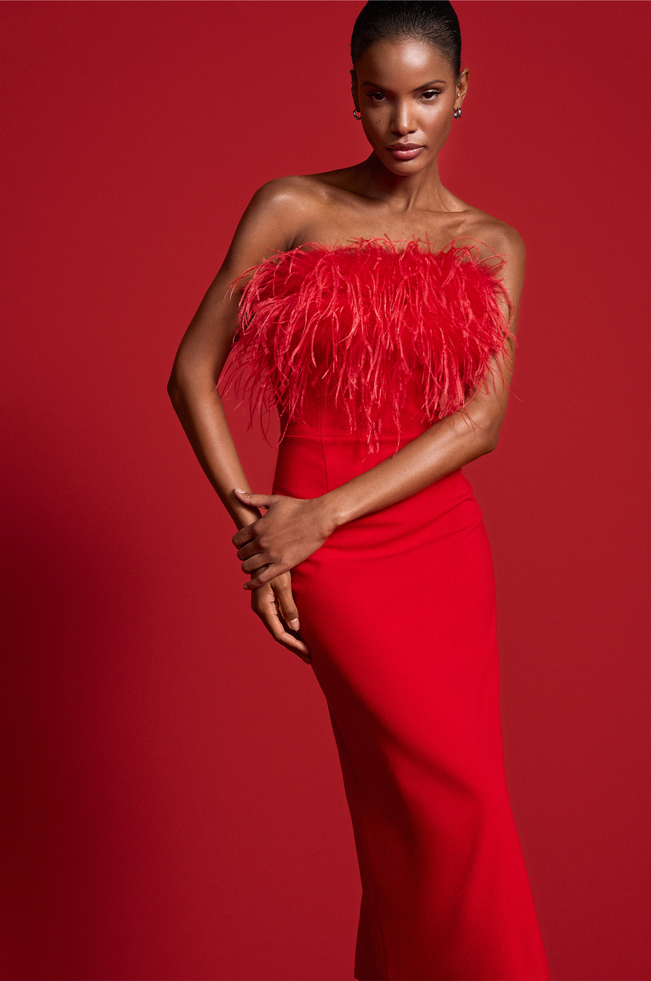Abendkleid, Trägerlos, Roter Farbton, Federbesatz, Bodenlang