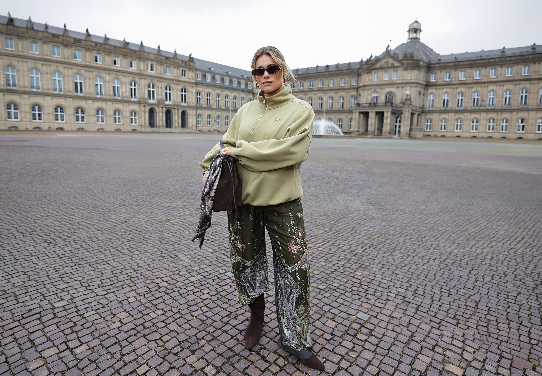 Oversize-Hoodie, Reißverschluss-Hals, Olivgrün, Paisley-Schal, Stiefel