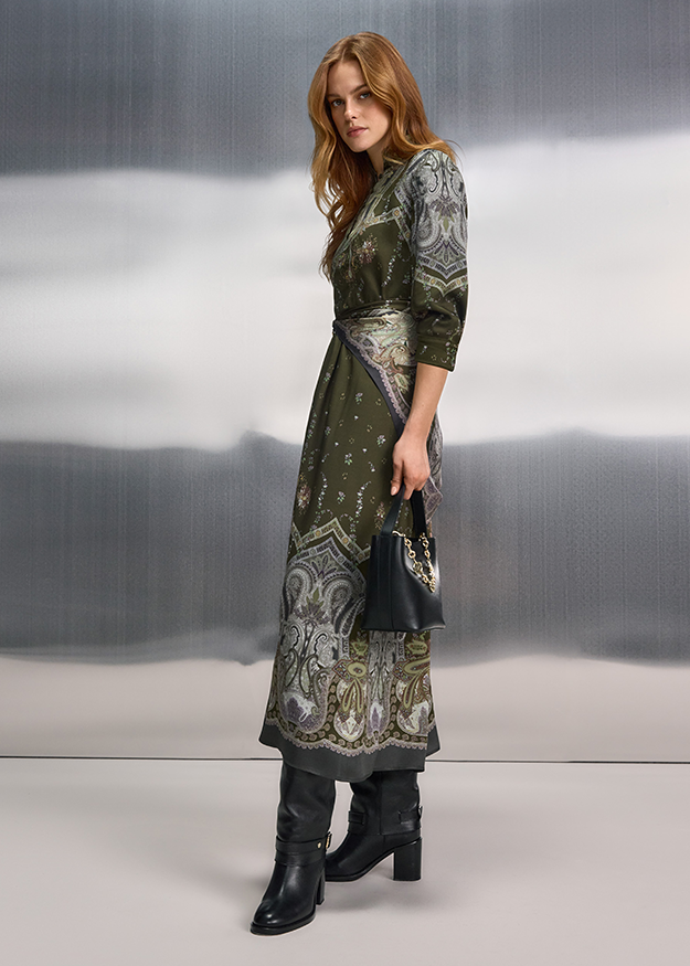 maxi-Kleid, Paisley-Muster, grünes Kleid, Dreiviertelärmel, Stiefeletten