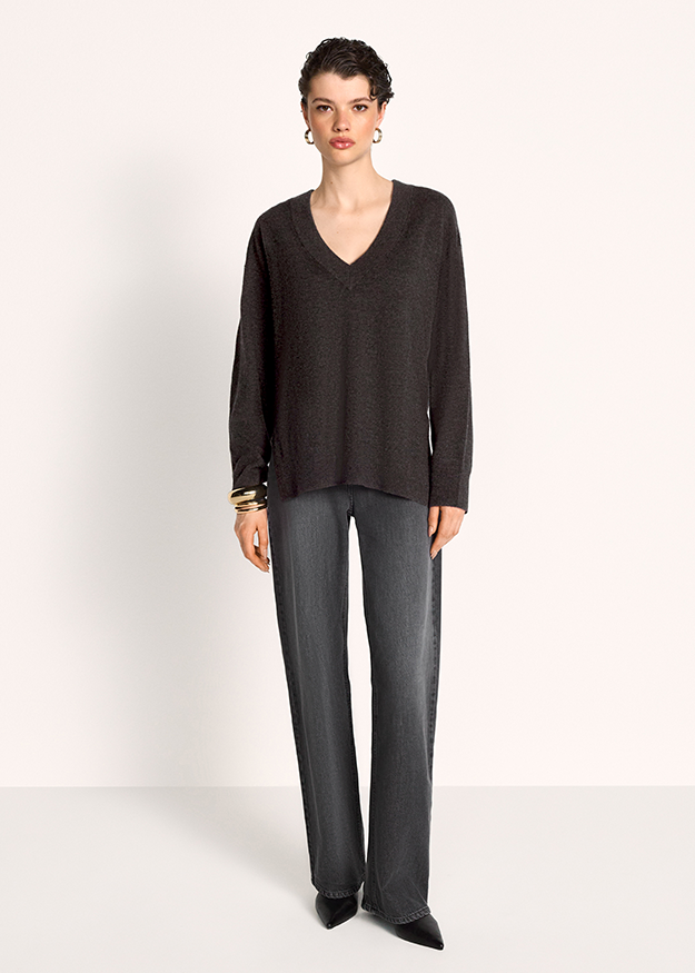 V-Ausschnitt, Pullover, Graue Hose, Flare-Hose, Kastanien?