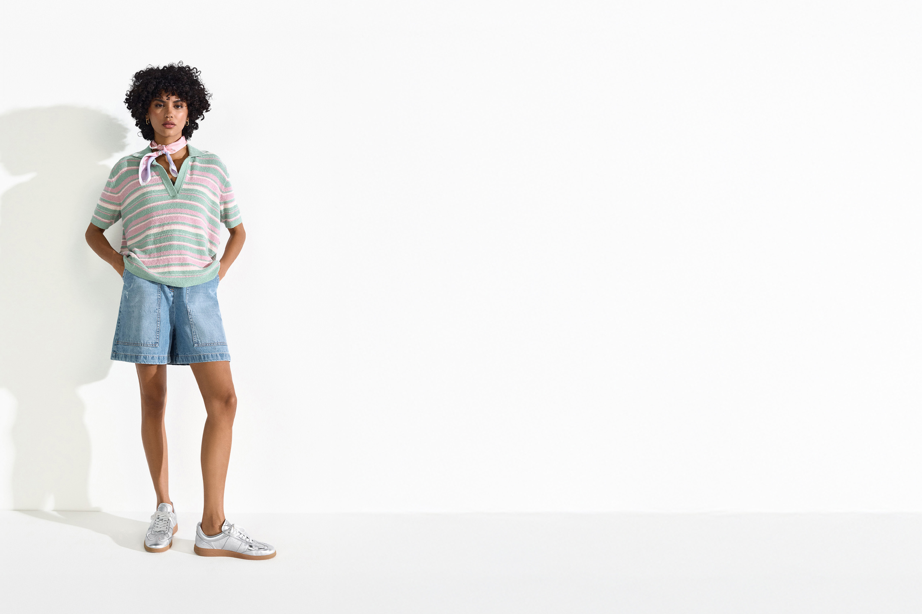 Polo-Shirt, Pastellstreifen, Shorts, Denim-Shorts, Sneaker