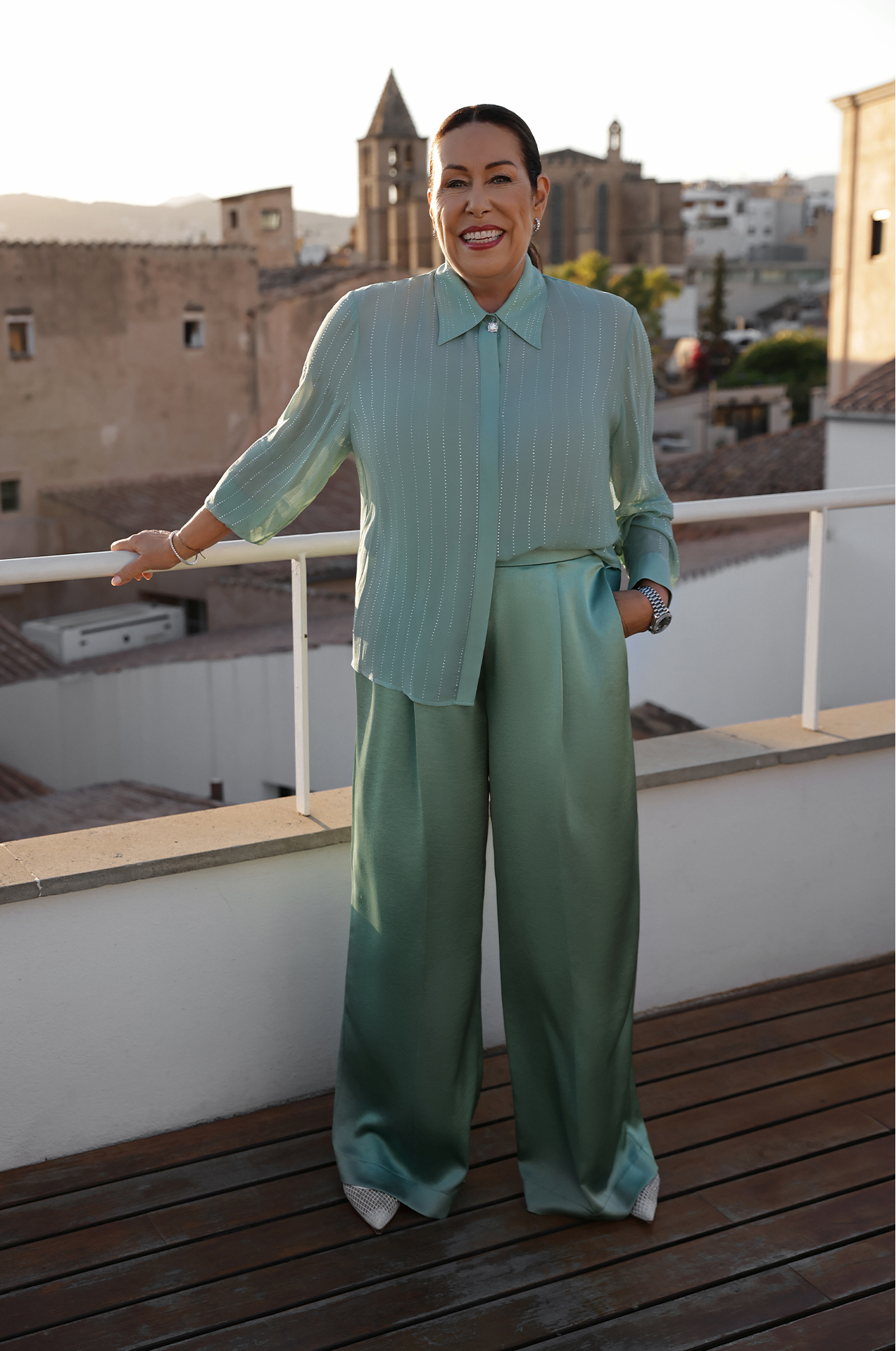 Hemdbluse, Paillettenstrichelung, Spitzenkragen, Weite Hose, Samtiges Grün