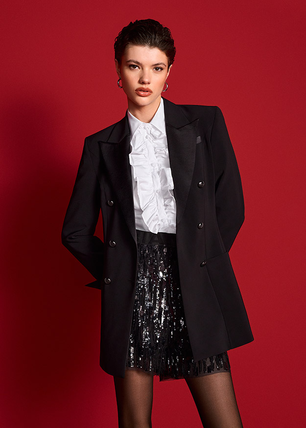 Schwarzer Blazer, Zweireihiger Verschluss, Weiße Rüschenbluse, Paillettenrock, Schwarzer Minirock