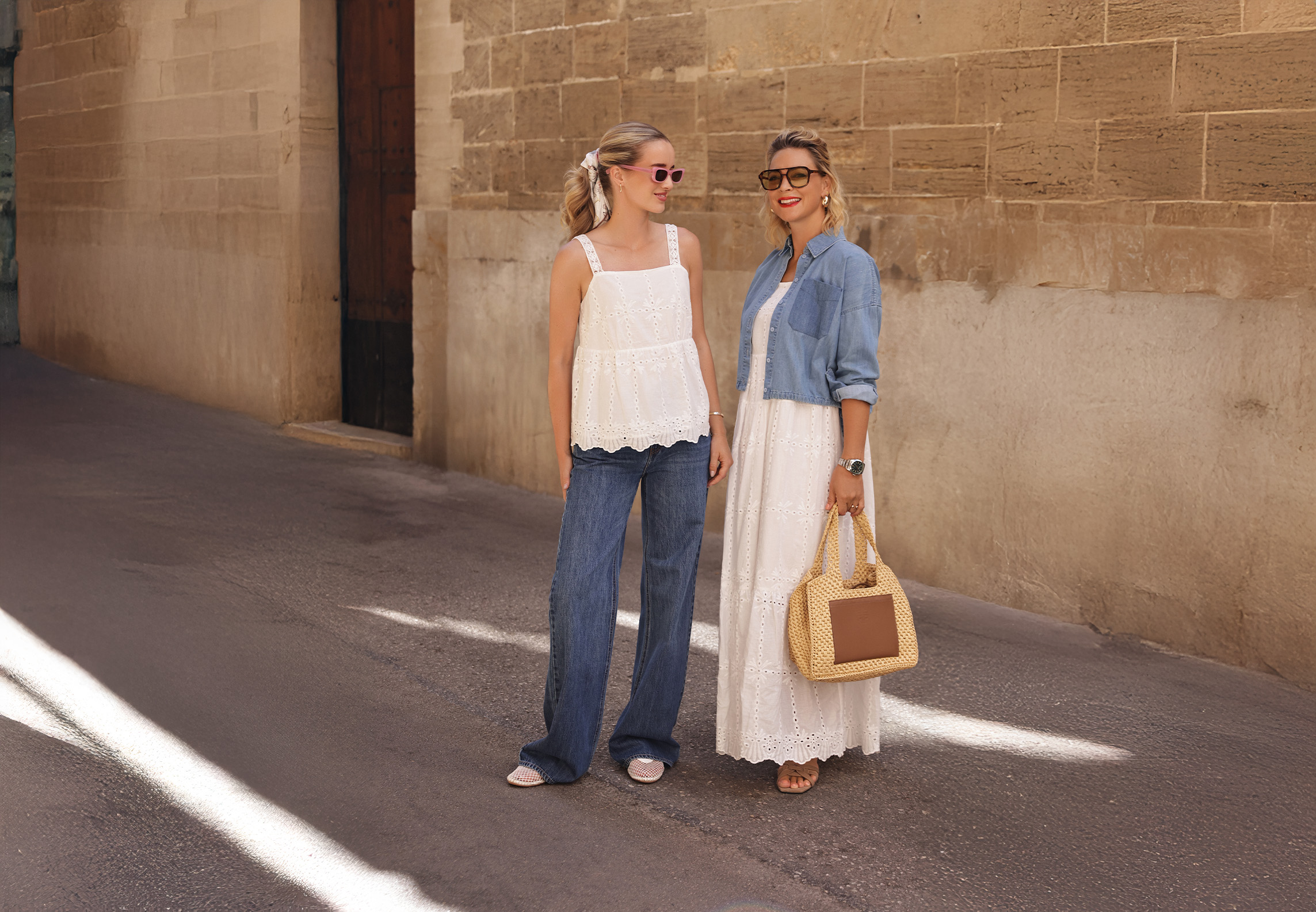 Sommeroutfit, Jeanshose, Weißes Top, Denimjacke, Strandtasche