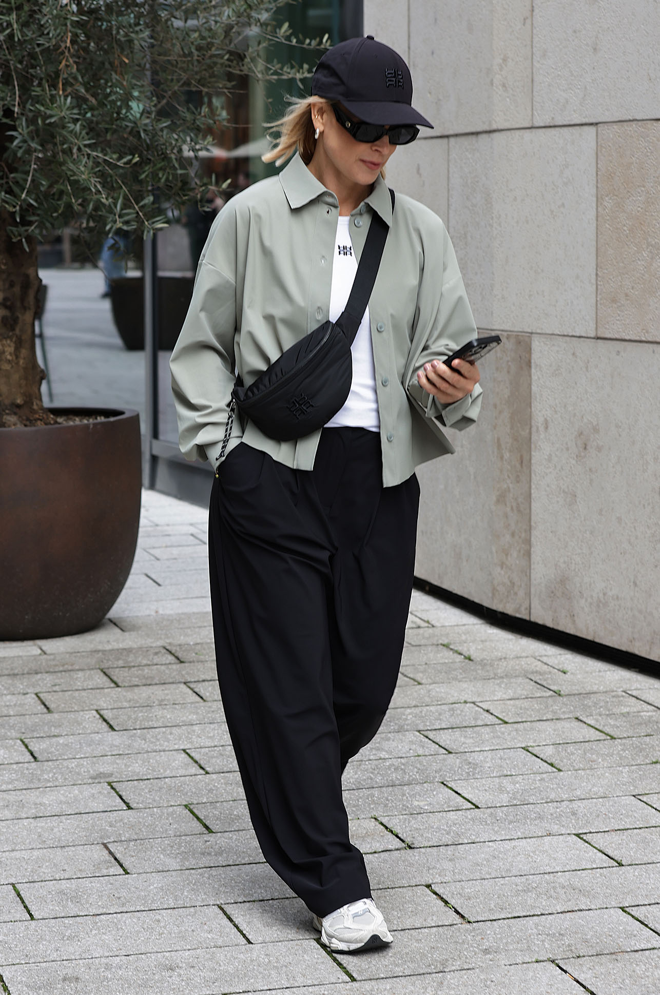 jacke, tasche, baseball-cap, hose, sneaker