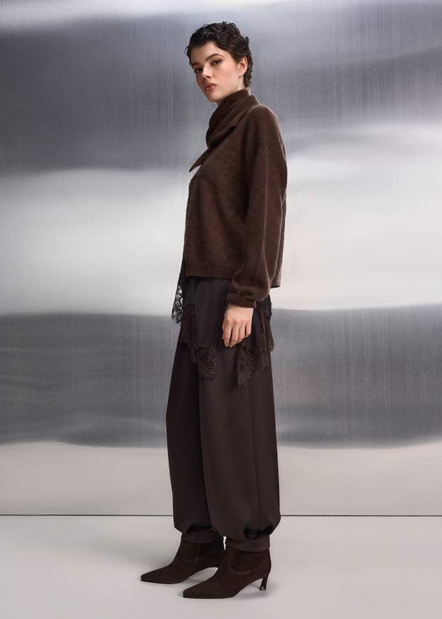 dunkelbraun pullover, turtleneck pullover, wolle, lange hose, stiefeletten